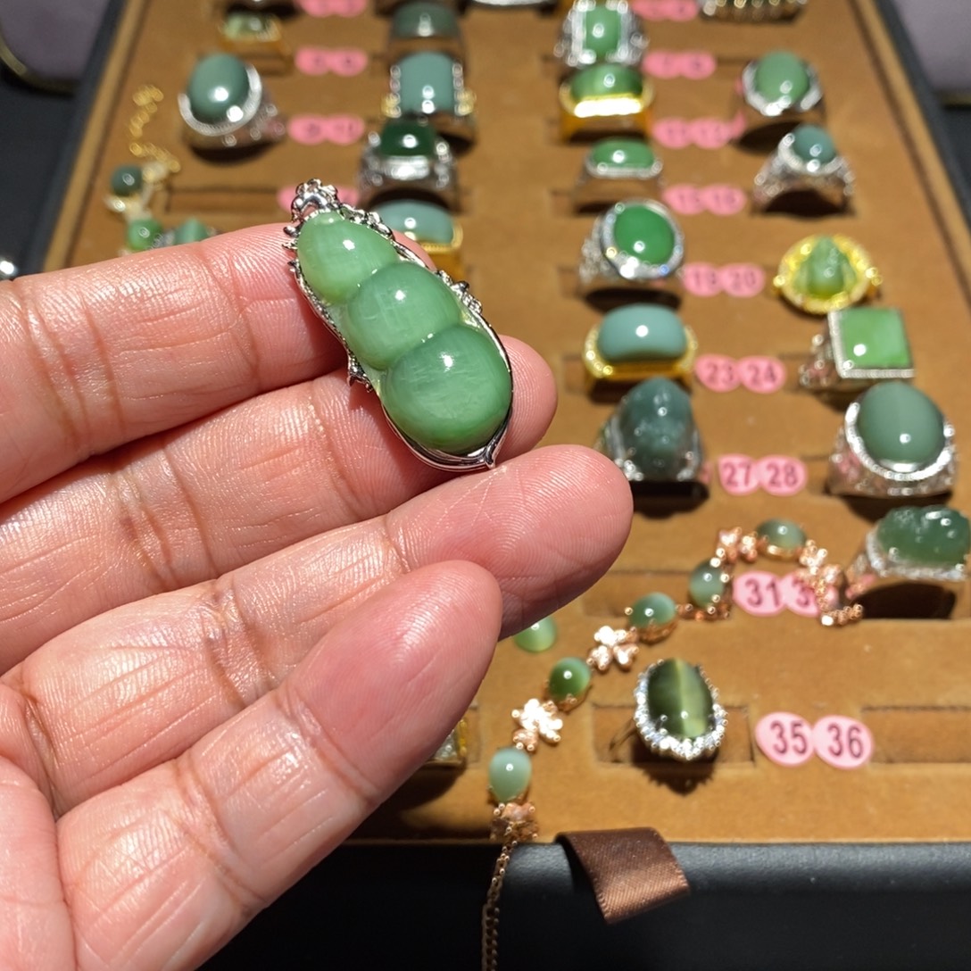  ***旋和田玉未镶嵌颈饰