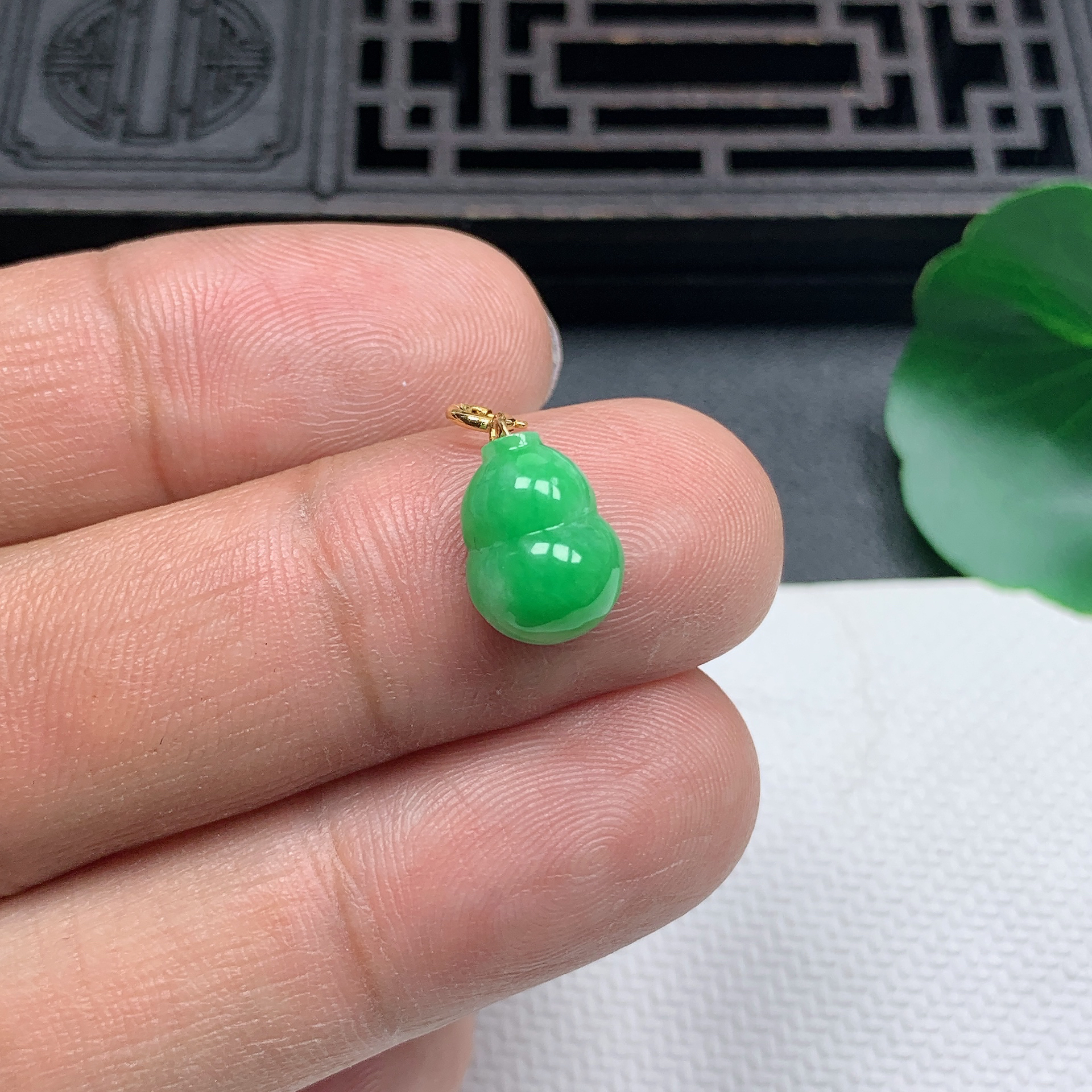 缅甸天然翡翠A货18K金扣飘阳绿饱满葫芦小吊坠尺寸11.3*8.6*5.2mm