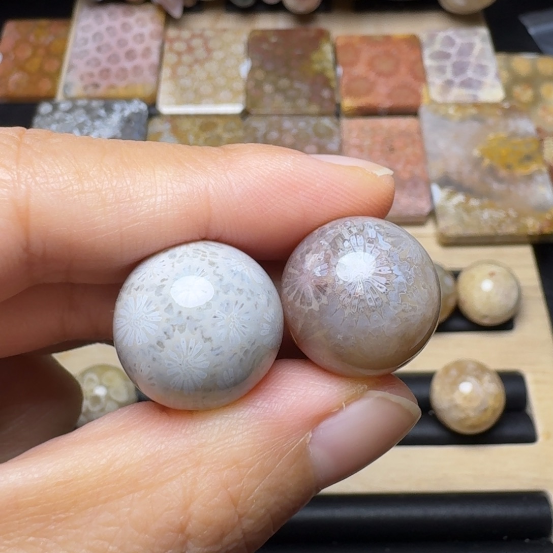 硅化玉未镶嵌17咪，单价30，2颗包邮