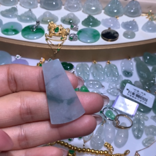 翡翠未镶嵌颈饰无事牌