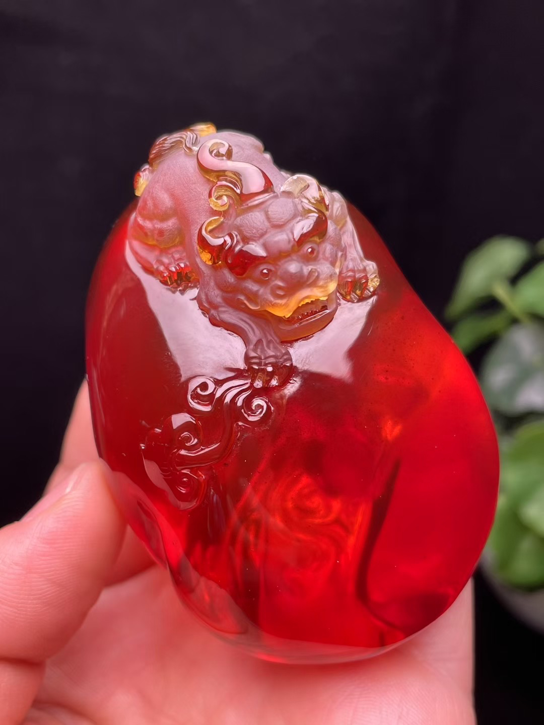 缅珀纯天然干放樱桃红玻璃底血珀金狮献瑞吊坠、手把件，重64克xj