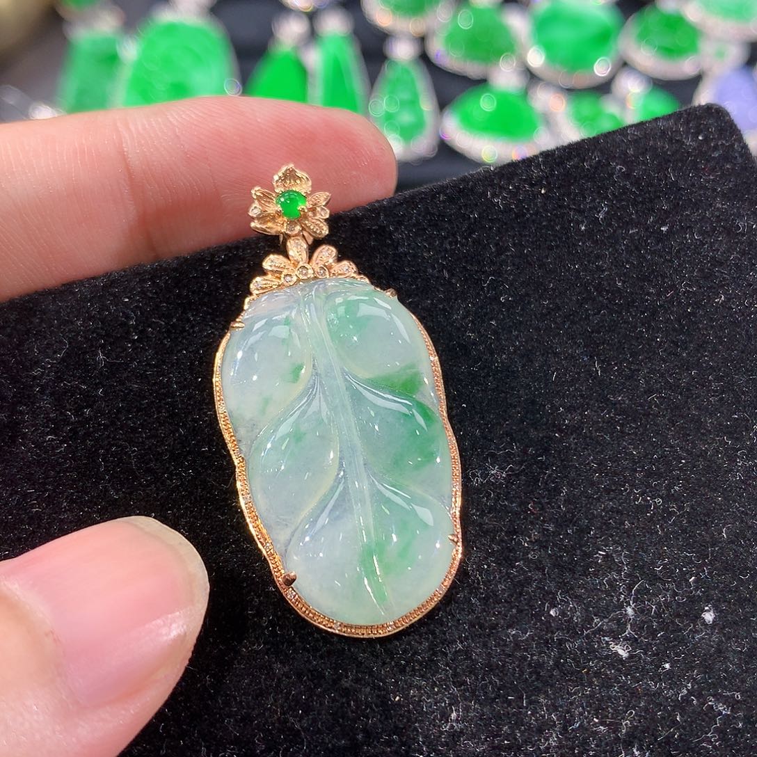 翡翠18K金镶嵌颈饰