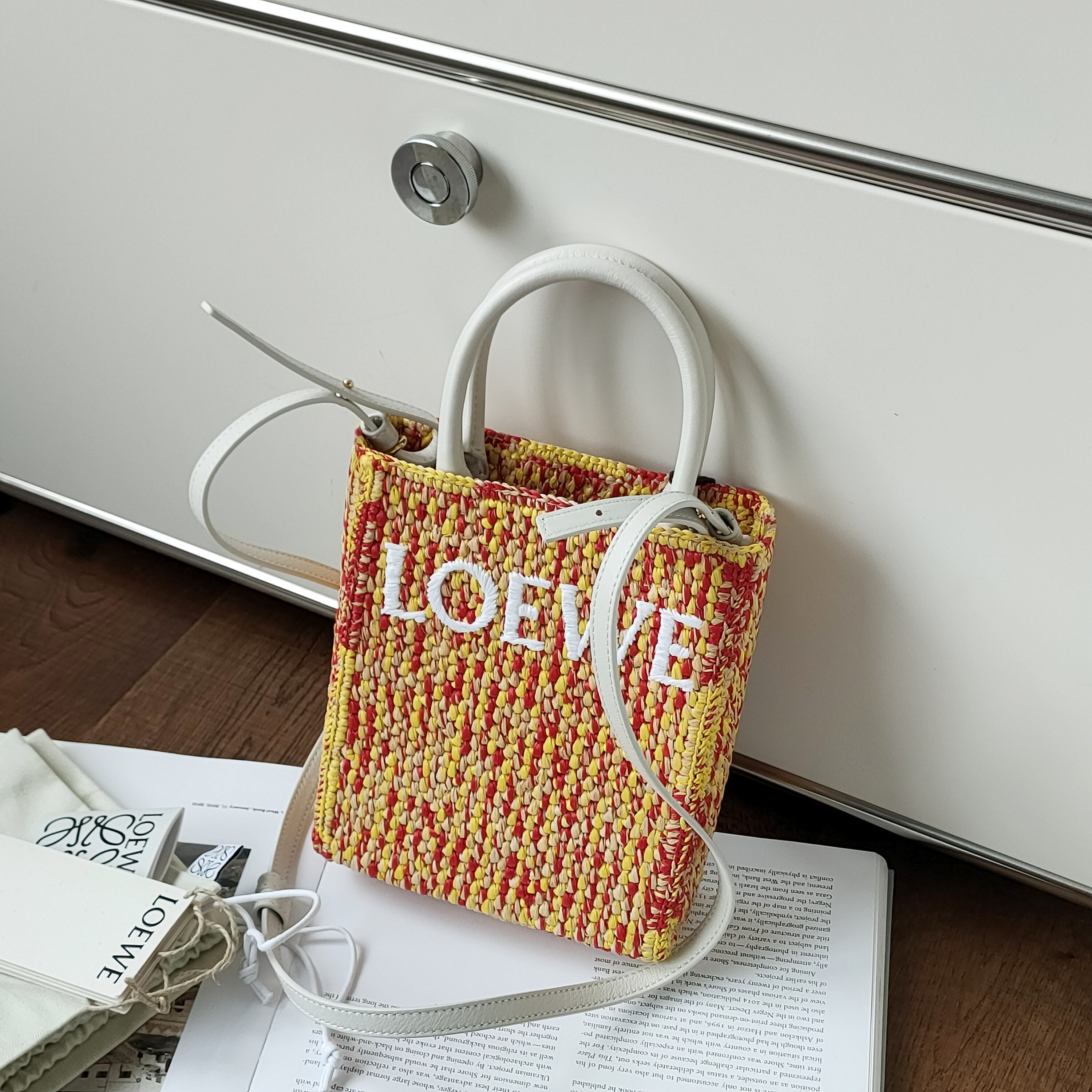 95新 LOEWE/罗意威 23春夏红黄编织拼皮琴谱手提斜挎包 49405
