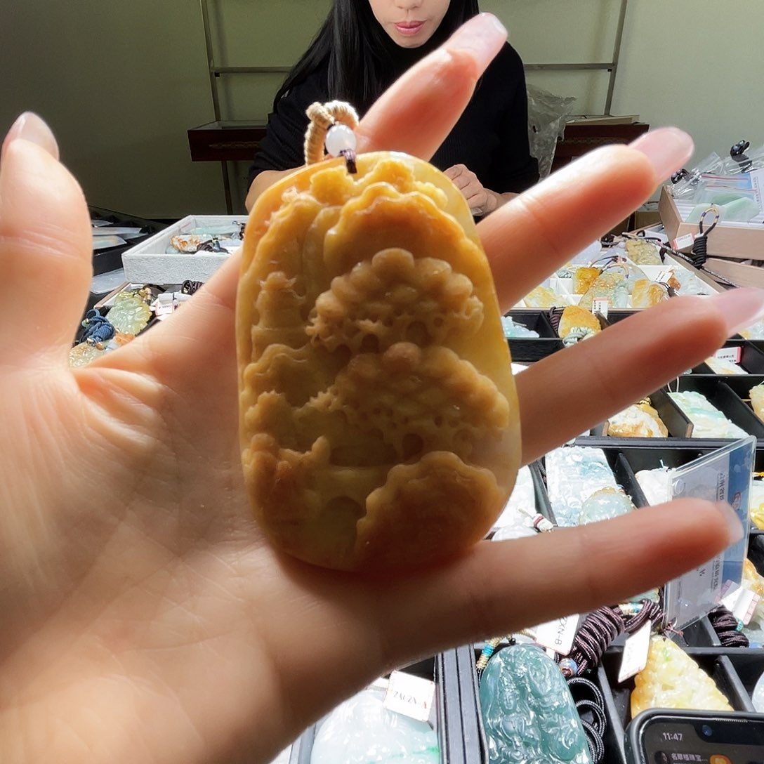 翡翠未镶嵌颈饰一个