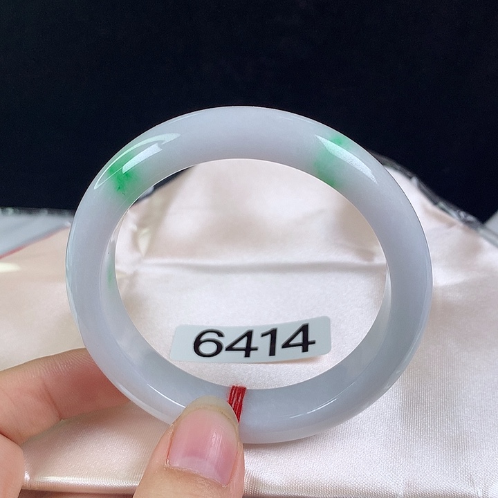 翡翠未镶嵌手镯54圈白底阳绿