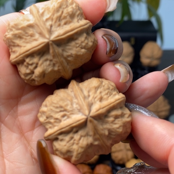 文玩核桃吊坠火麒麟