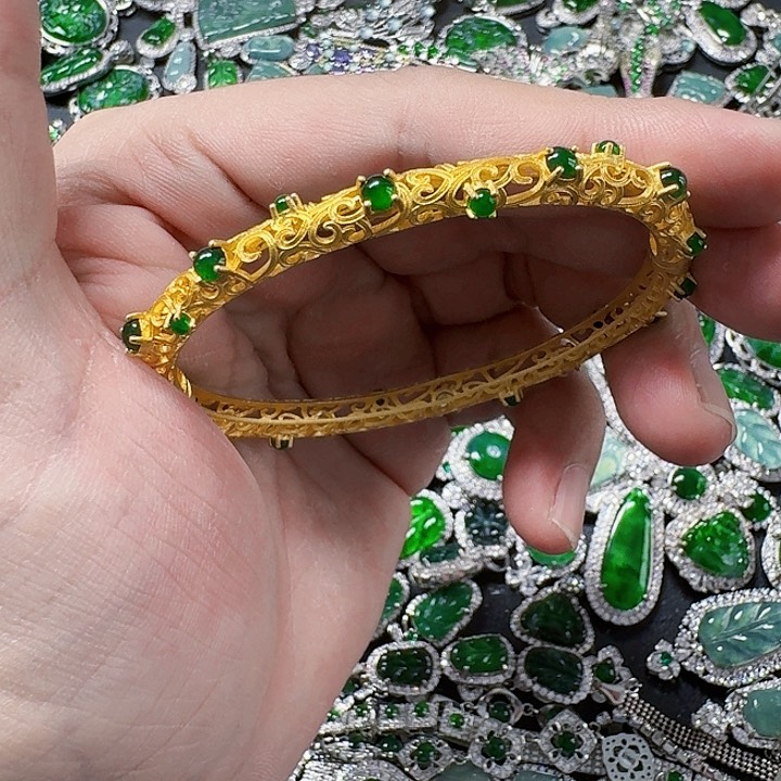 翡翠颈饰未镶嵌天然A货翡翠放漏