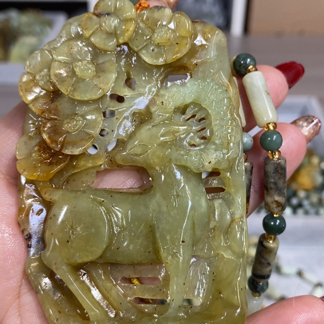 蛇纹石玉颈饰未镶嵌