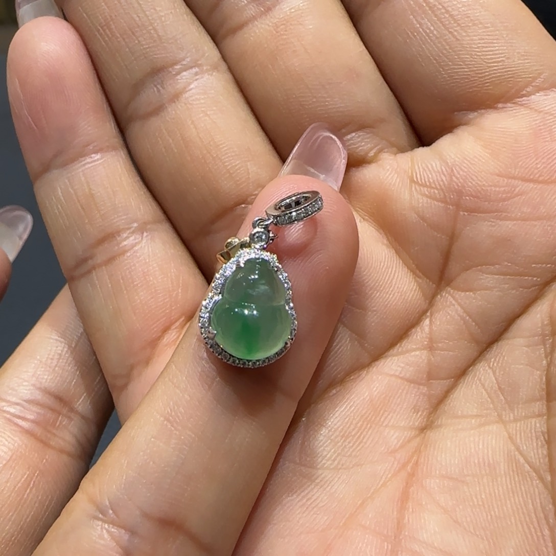 翡翠18K金镶嵌颈饰葫芦L