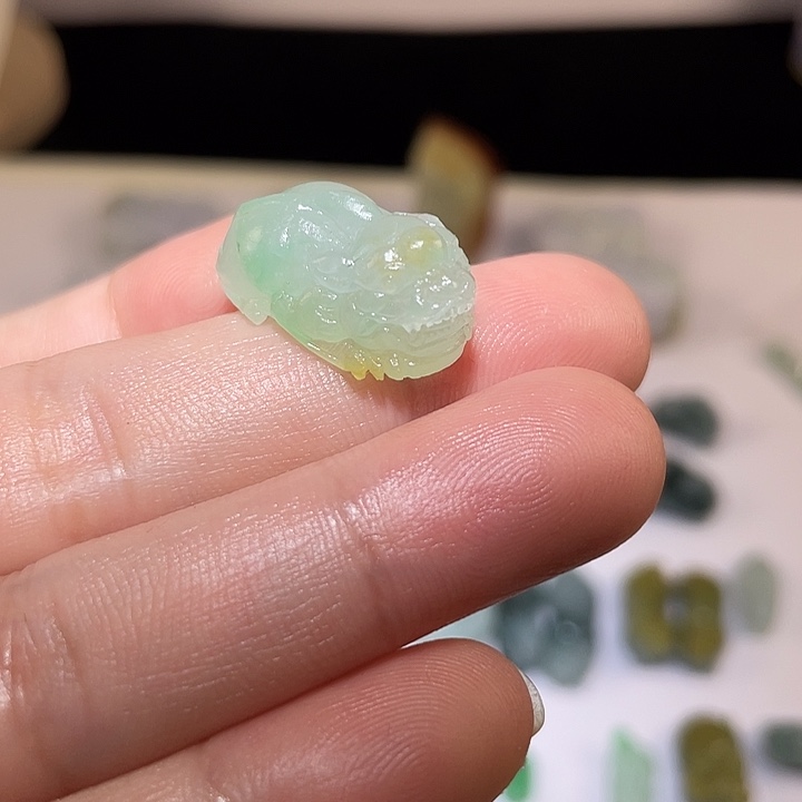 翡翠未镶嵌颈饰貔貅