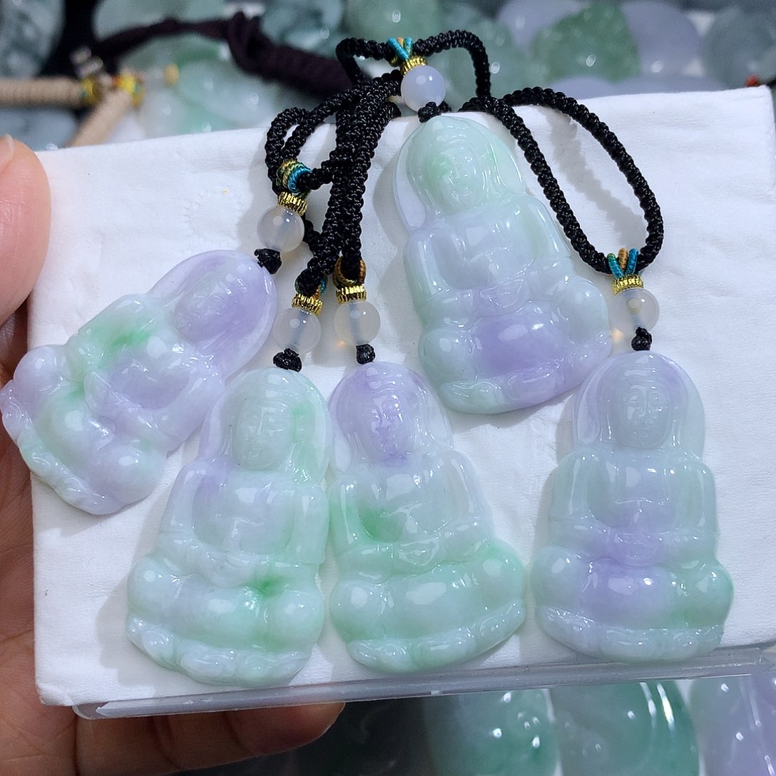 翡翠未镶嵌颈饰多样性发其一