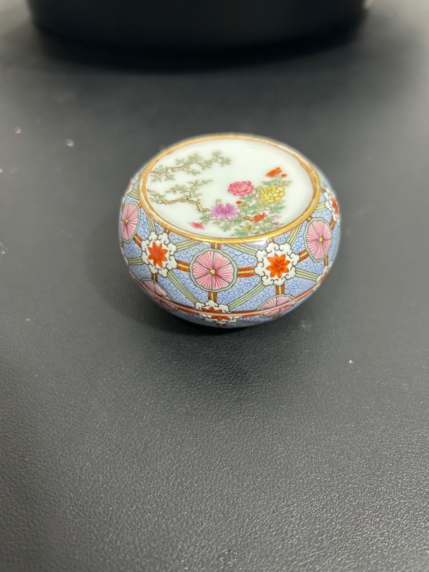 一个粉彩花卉纹小盖盒