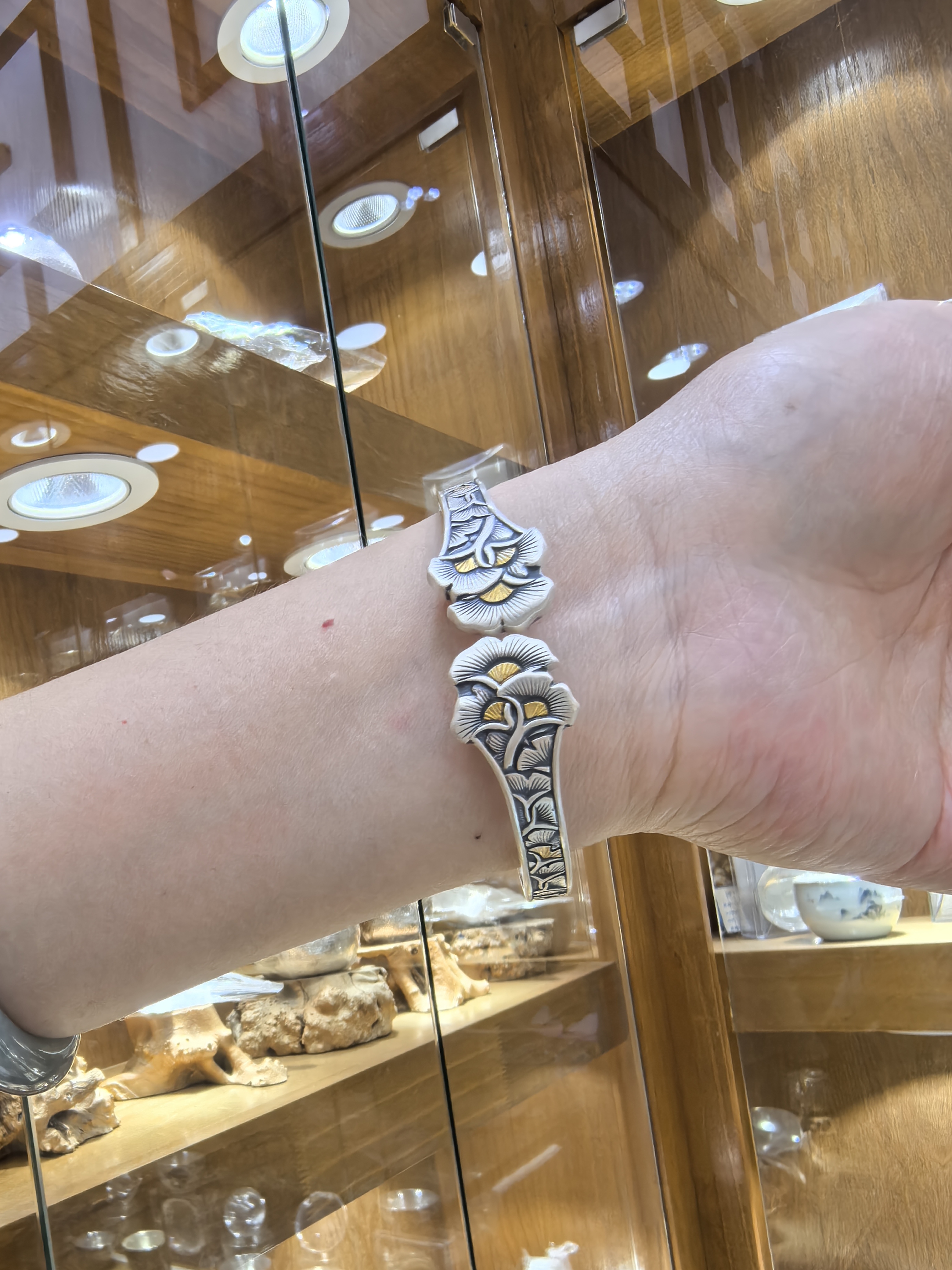 足银银制品 段银匠足银999手工錾刻银杏花纹手镯复古做旧时尚手镯