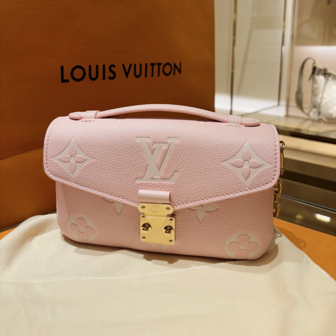 全新未使用 LouisVuitton/路易威登 樱花粉 新款小邮差单肩包全套