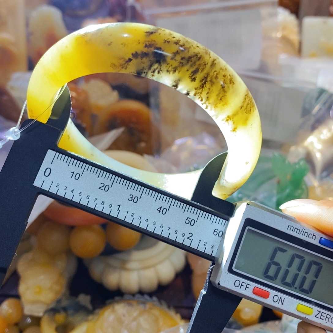 石英质玉（黄龙玉）颈饰未镶嵌