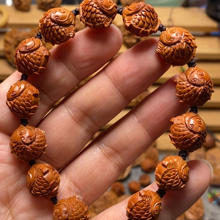 桃核手工雕刻鲤鱼手串