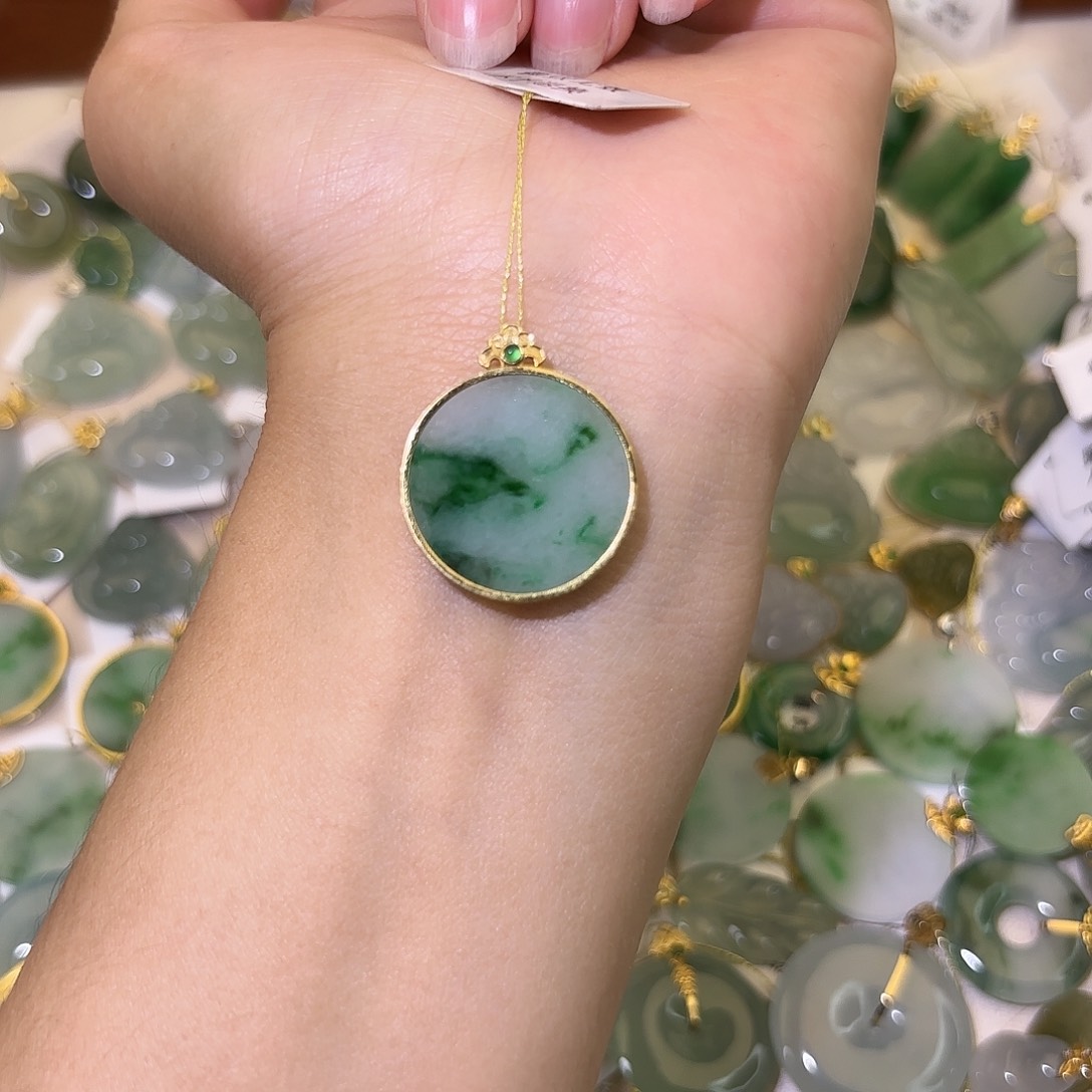 雨***翡翠18K金镶嵌颈饰无事牌