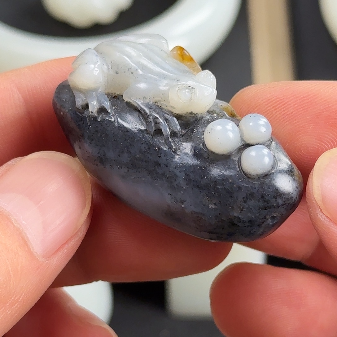 和田玉未镶嵌颈饰新疆青花呱呱来财