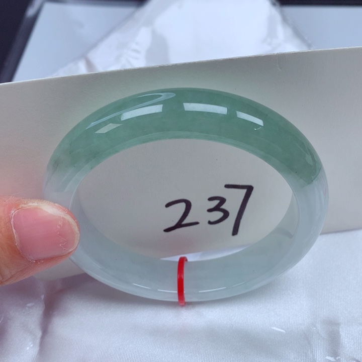 翡翠手镯未镶嵌翡翠