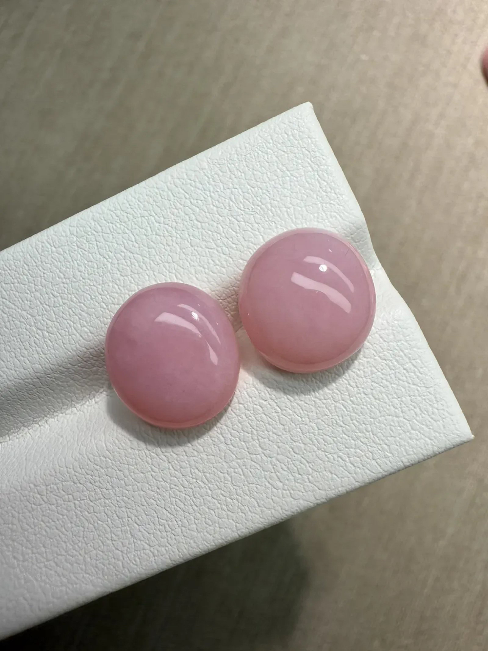 7.765ct天然粉欧泊蛋白石裸石，尺寸11.9*10.6*4.7mm，颜色美艳