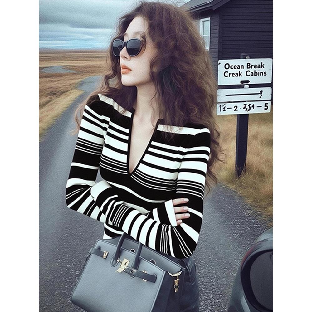2025冬季设计感不撞款高级感超好看独特别致绝美黑色条纹针织衫女