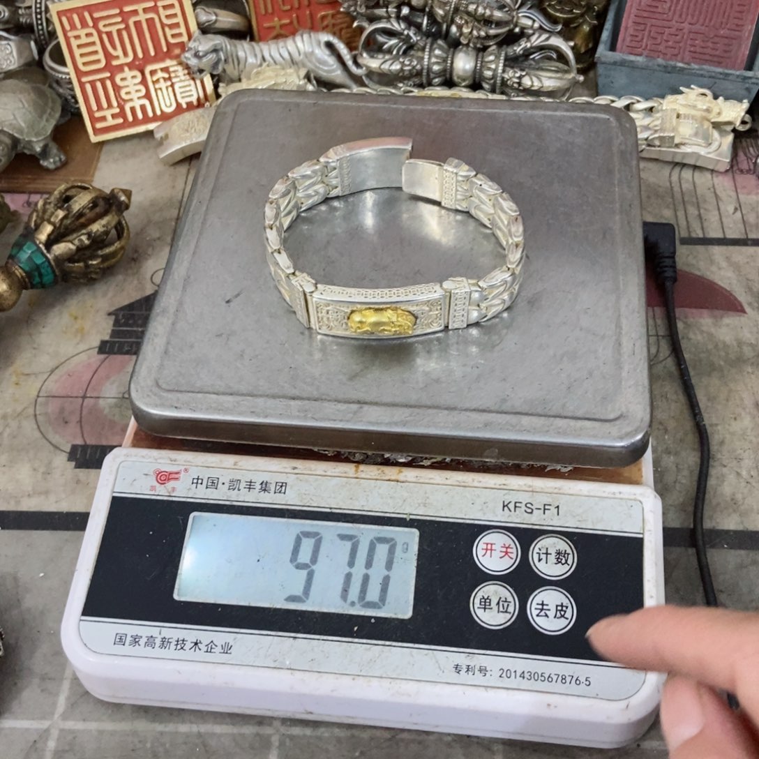 老杨黄铜摆件老杨黄铜。