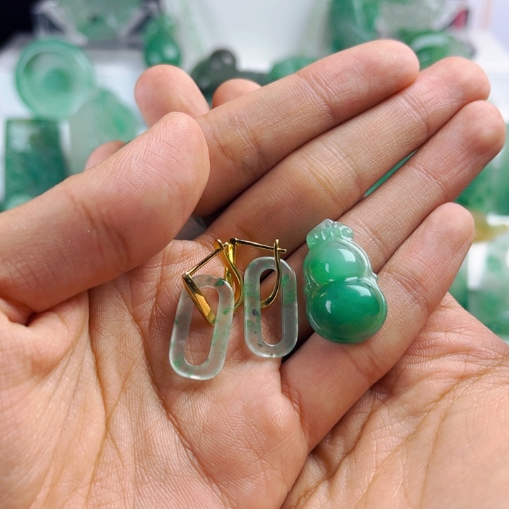 石英质玉耳坠未镶嵌