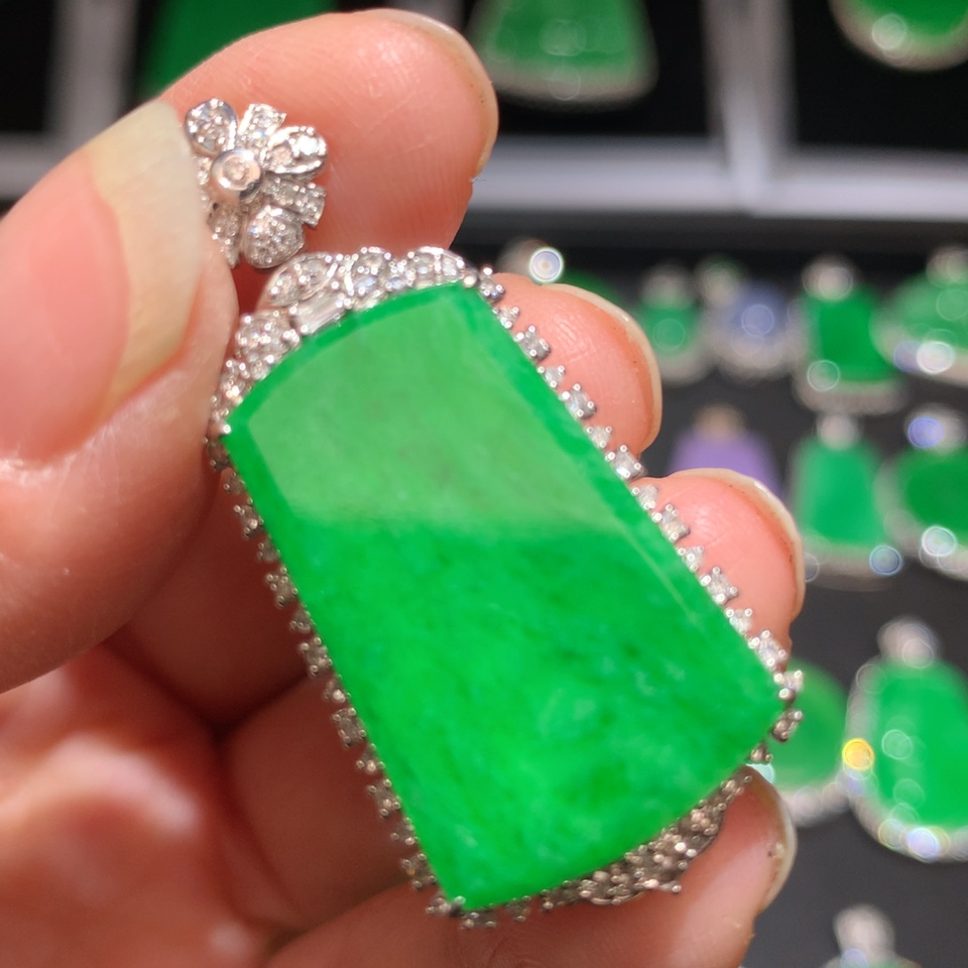 翡翠颈饰18K金镶嵌翡翠