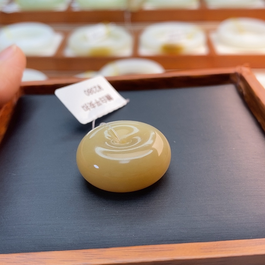 多***橙和田玉（糖玉）未镶嵌颈饰