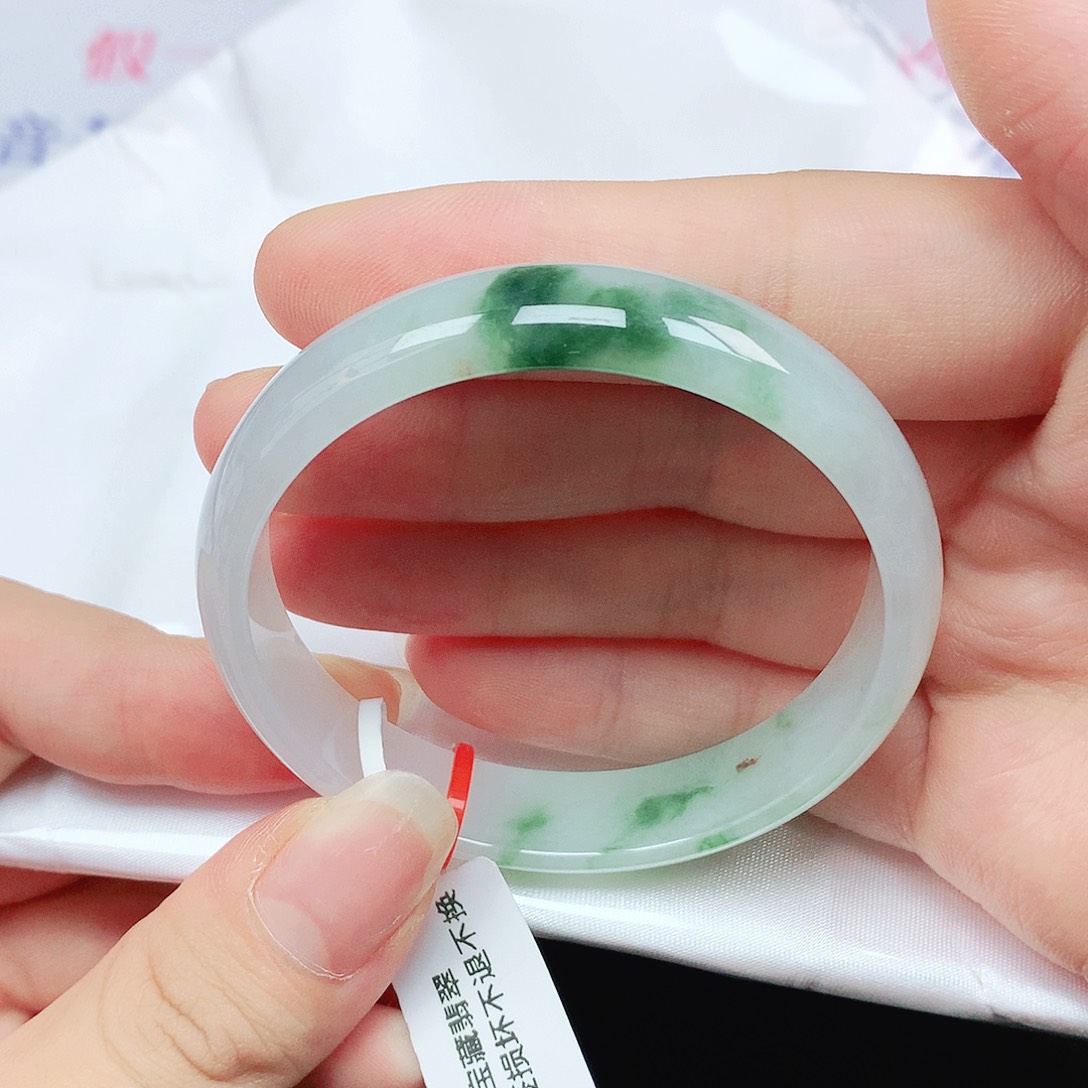翡翠手镯未镶嵌抖音301，福利镯