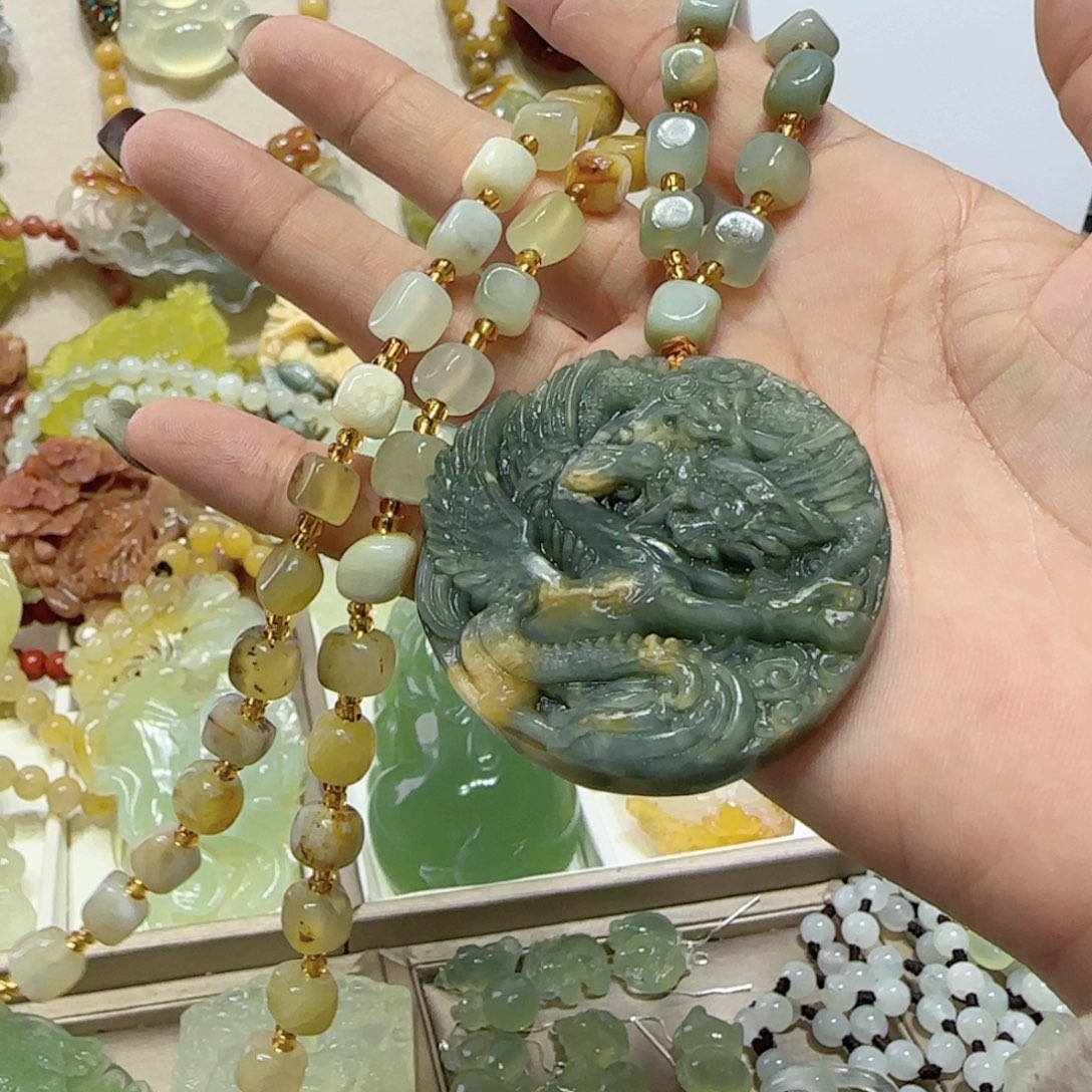 未镶嵌蛇纹石玉吊坠
