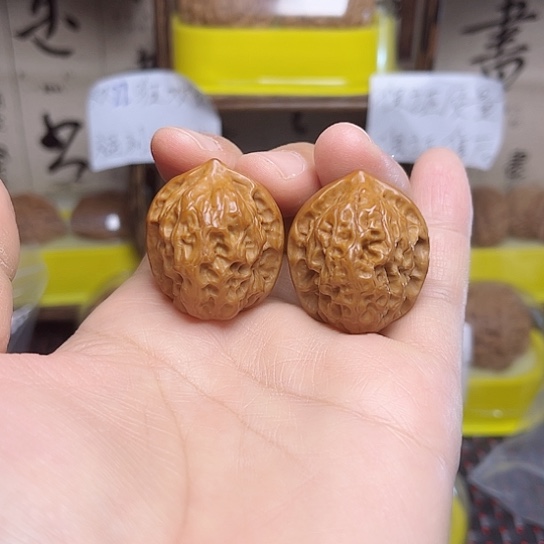 文玩核桃吊坠玲珑