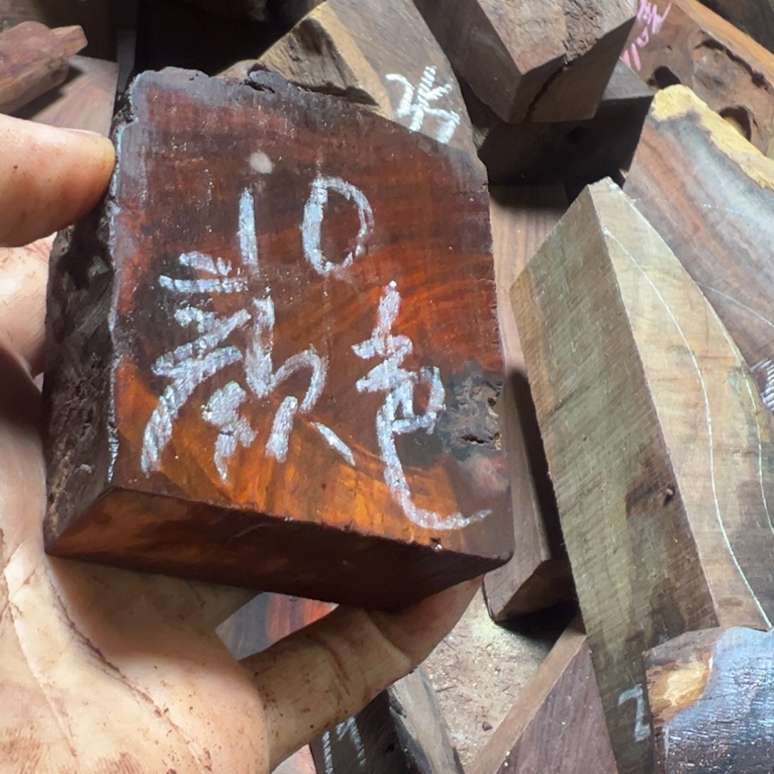 颜***色交趾黄檀（大红酸枝）