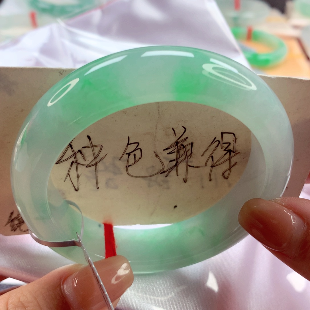 翡翠手镯未镶嵌师妹