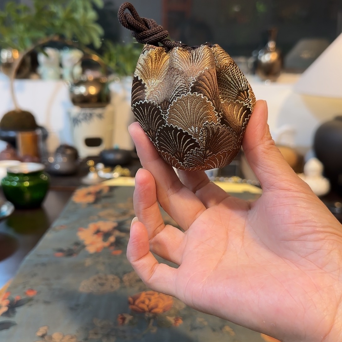 知舍合欢花杯袋。  