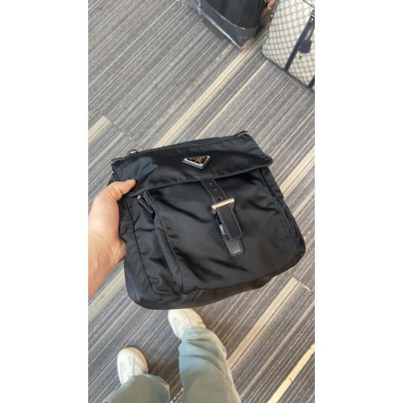 95新 Prada/普拉达 男士休闲时尚百搭尼龙黑色小号斜挎包/135