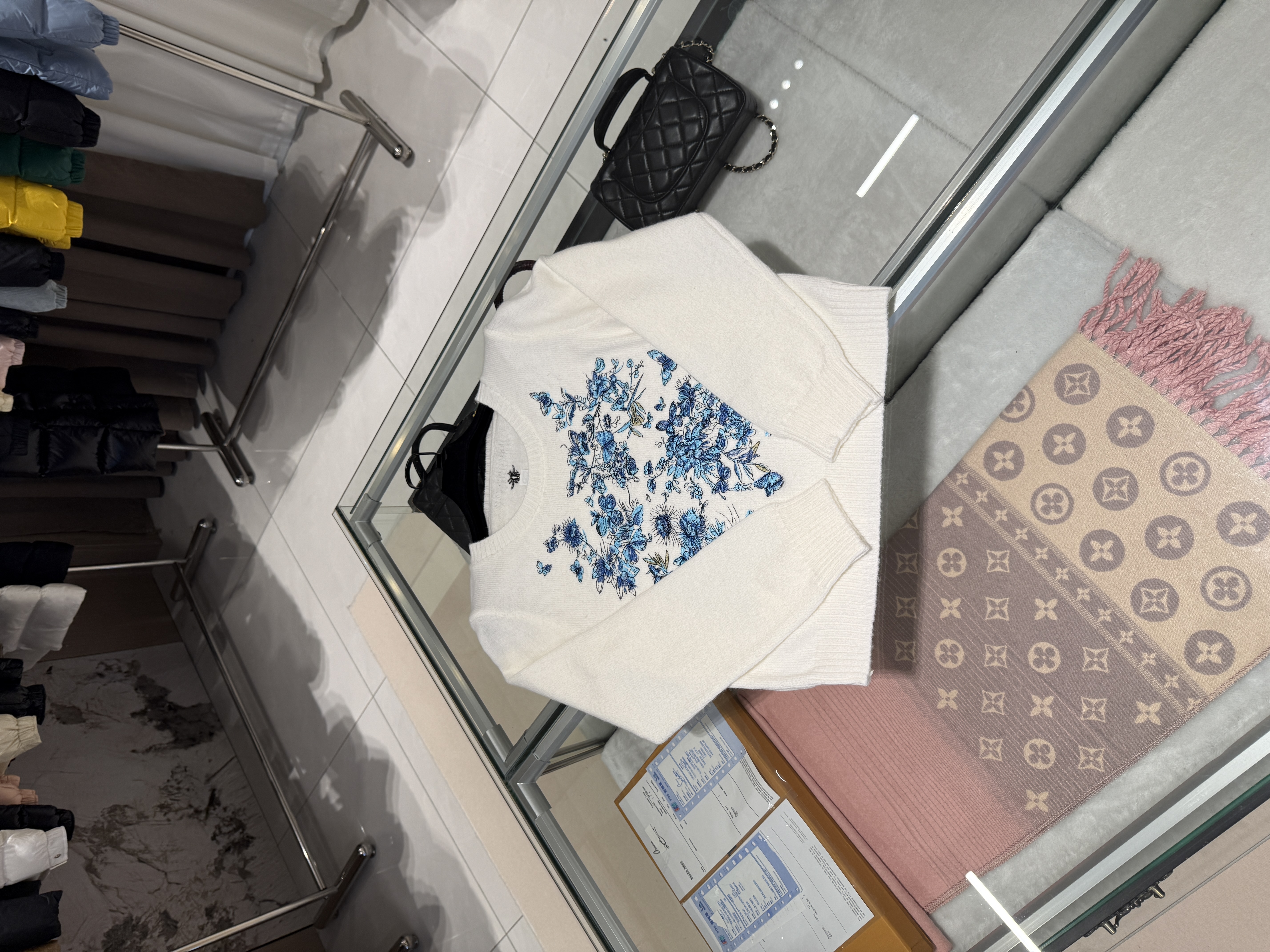 秋冬女士圆领绣花针织衫