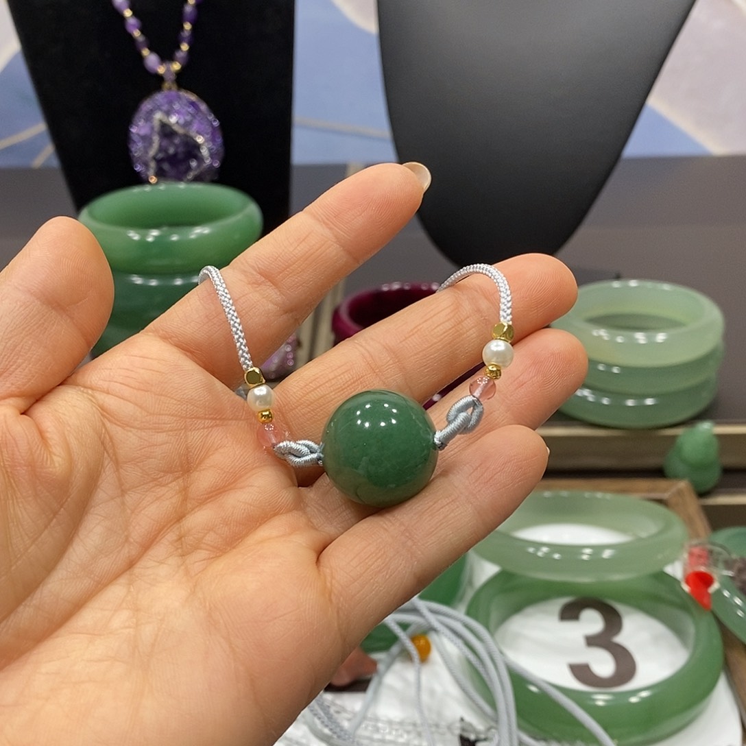 石英岩玉未镶嵌颈饰