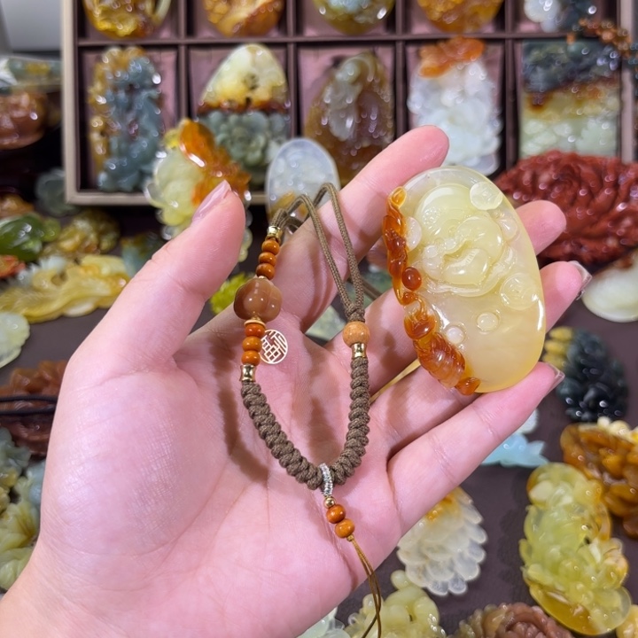 未镶嵌蛇纹石玉颈饰青*。随机发