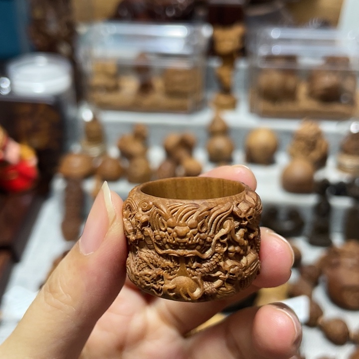 鹏***里其他檀香木印度迈索尔老山檀香龙戒指