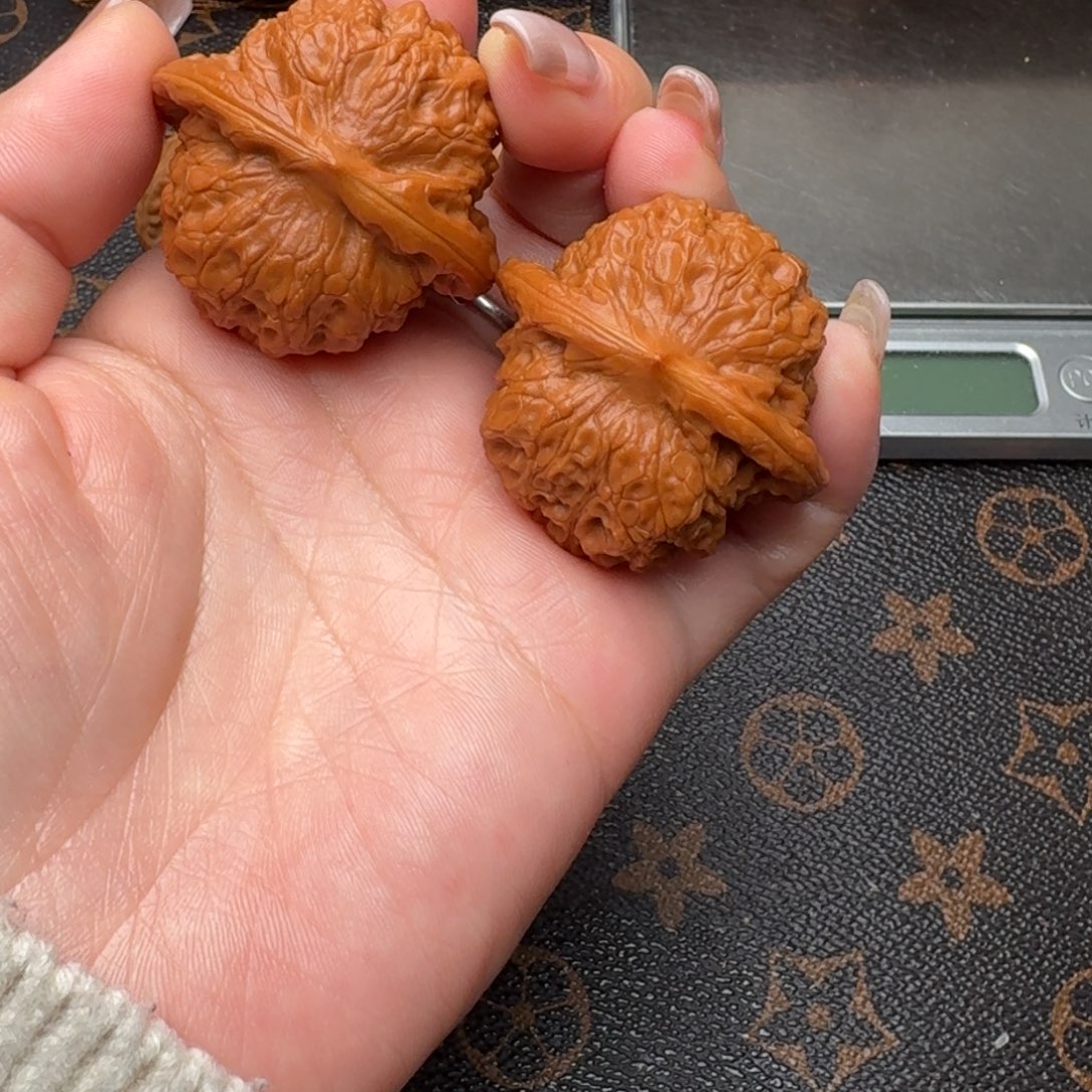 ᥫ***ᐝ文玩核桃把件41血G539