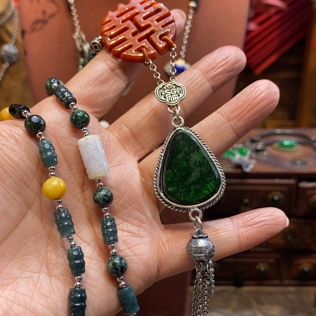 翡翠吊坠(赠链)未镶嵌