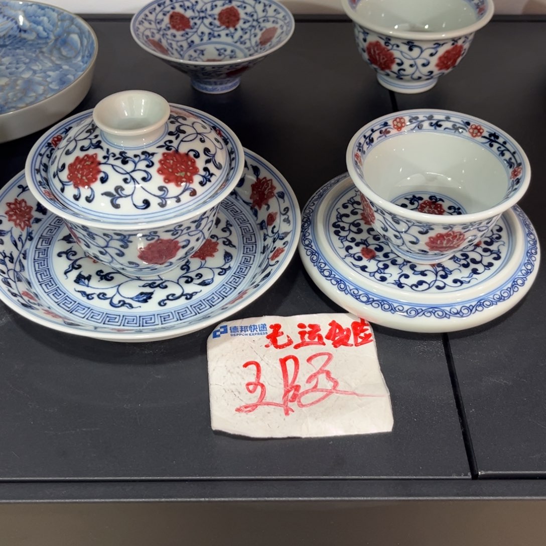 青花釉里红缠枝莲四件套