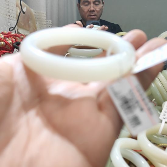 五***霞和田玉未镶嵌手镯