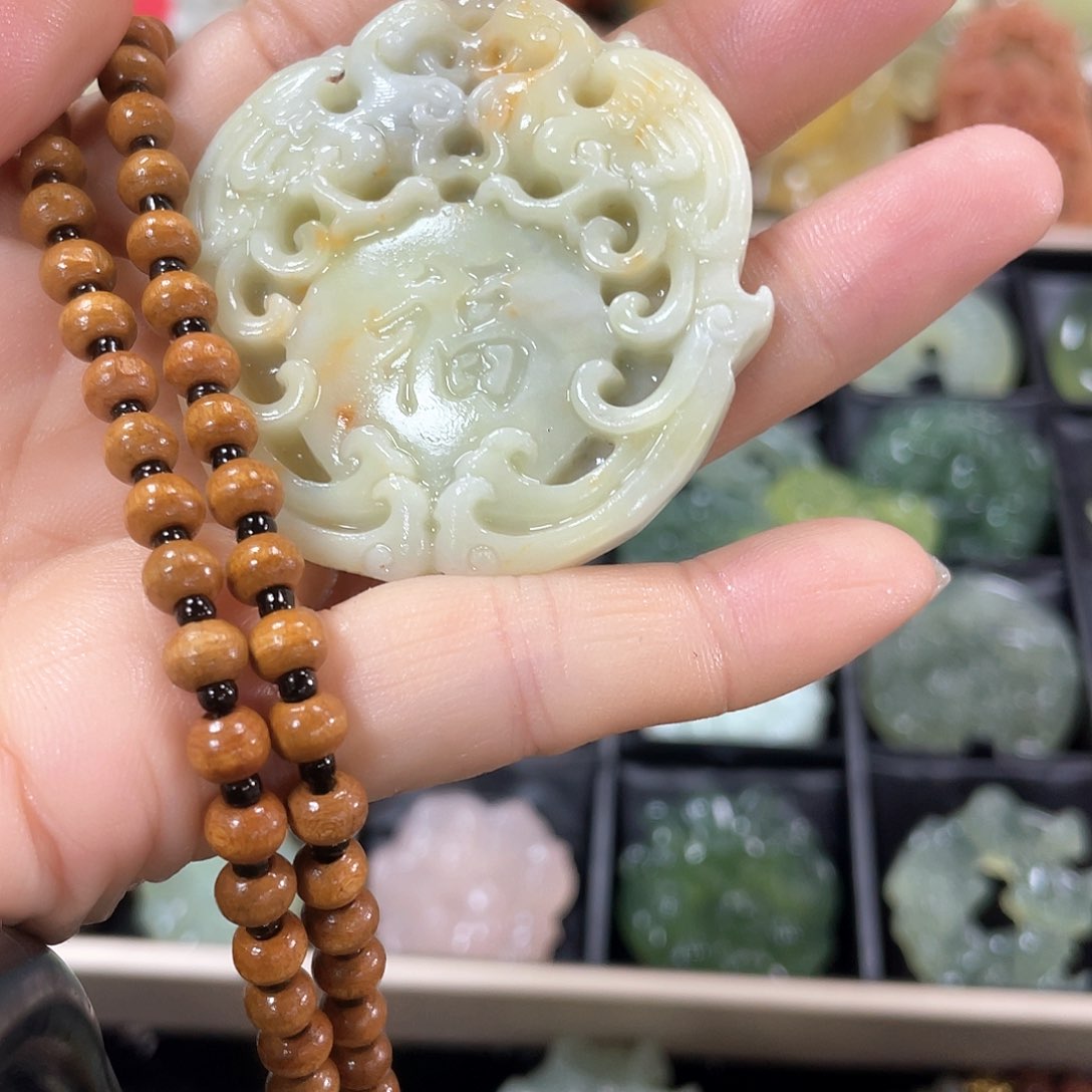 蛇纹石玉颈饰未镶嵌