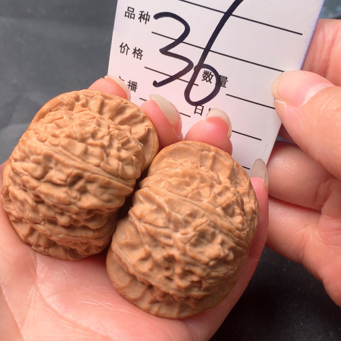 文玩核桃吊坠白狮子