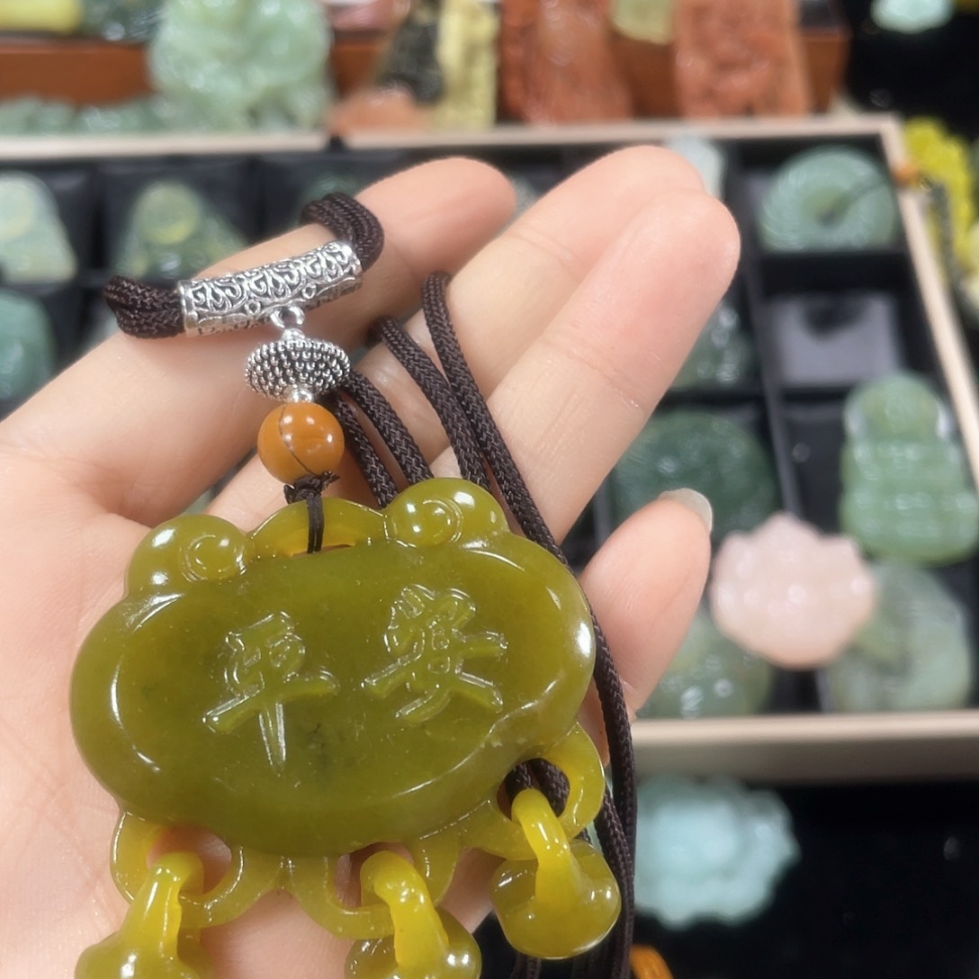 蛇纹石玉颈饰未镶嵌