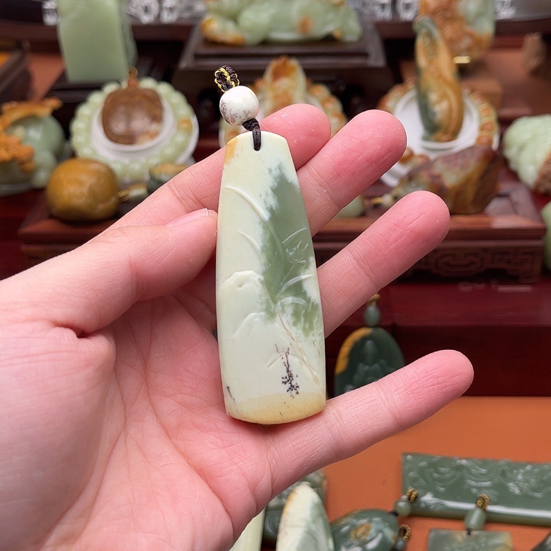 岫岩河磨玉（透闪石质玉）颈饰未镶嵌小****了