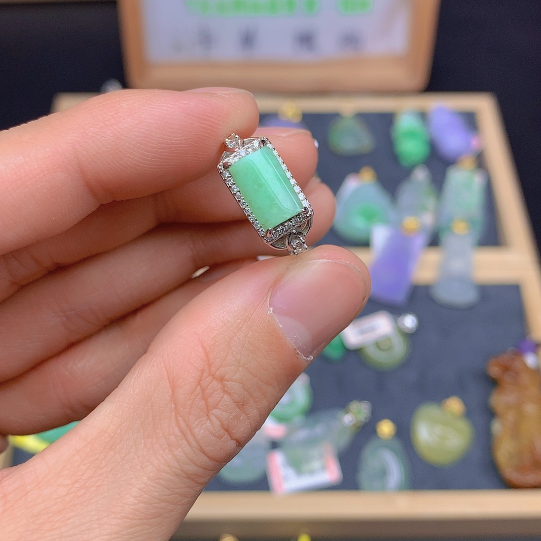 翡翠颈饰未镶嵌翡翠