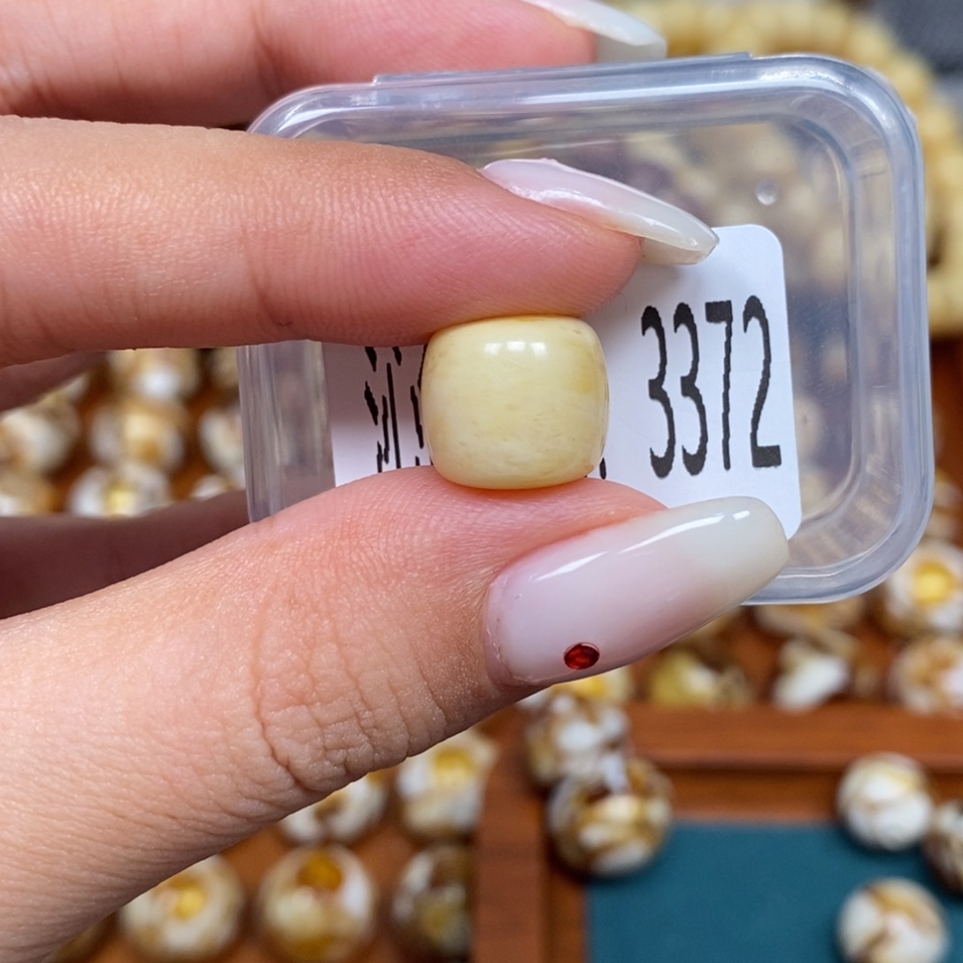 蜜蜡未镶嵌珠宝奇石3372